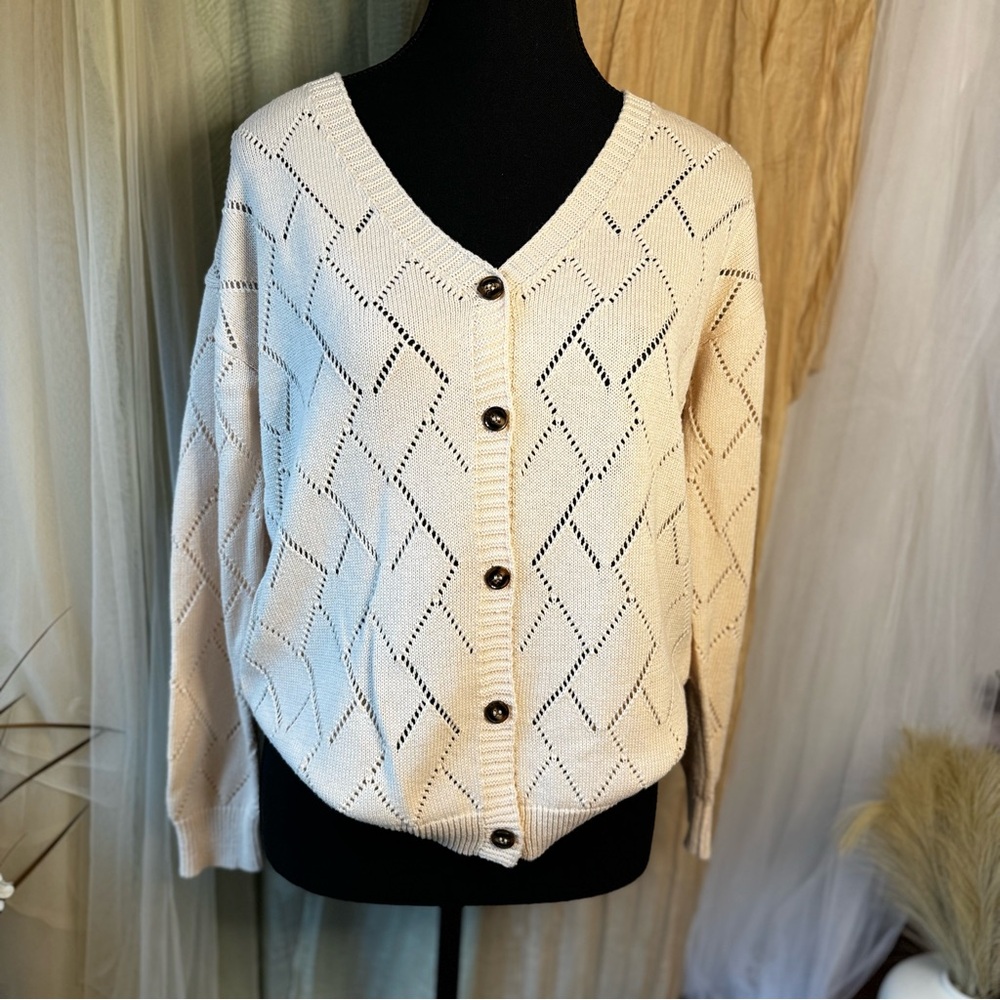 Cream colored Classic cardigan (Size M) V-neck with a crochet 🧶 pattern,